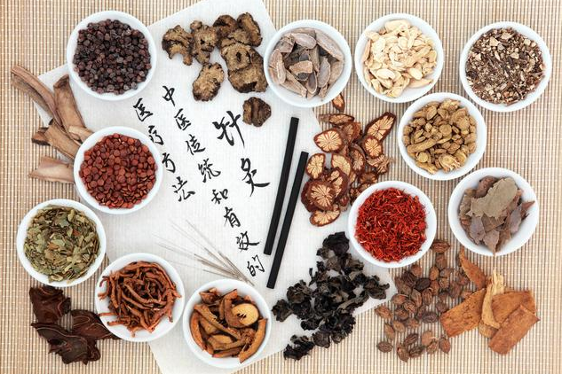 “吃饭就胀气，不吃还饿”，这是胃强脾弱，推荐2味中药