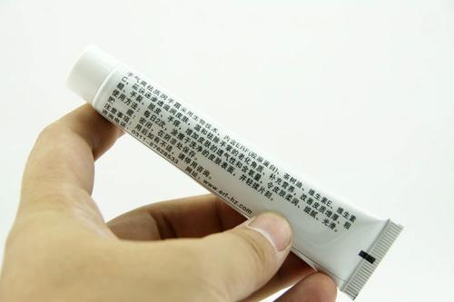 小孩春秋季就手脱皮是什么原因？