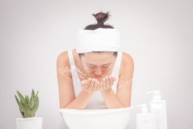 秋冬季节皮肤紧绷缺水 这些小方法帮助你补水滋润