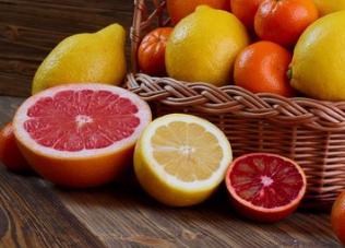 柚子的功效与作用有哪些？食用柚子时有哪些注意事项？