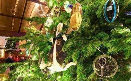 全球最贵圣诞树价值1190万英镑 网友：活的还不如一棵树