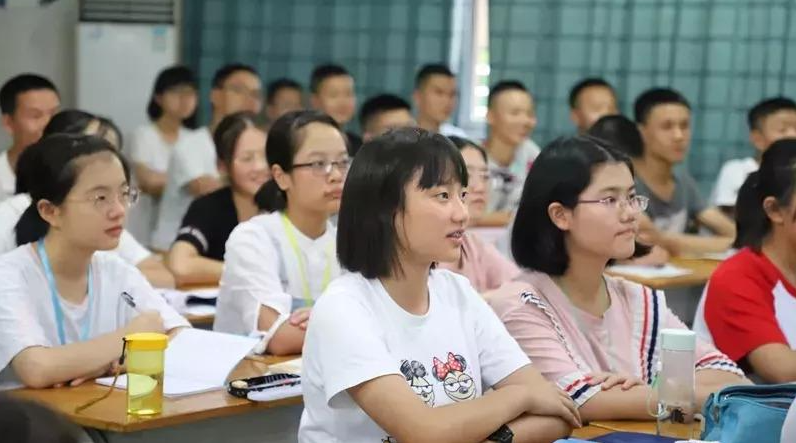 教育局实行高中免费教育 下一步将进一步加大学生资助资金投入力度