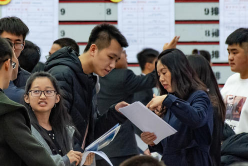 2020届毕业生的就业情况备受外界关注 毕业生十七八万的平均年薪令舆论一度沸腾