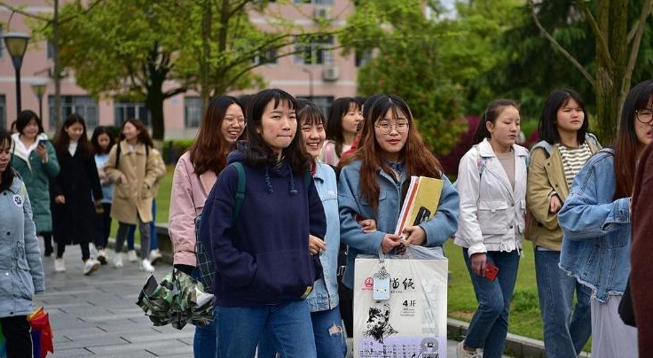 高校“甩锅式”防疫让部分学生进退两难 回不去家进不了校只能流落街头