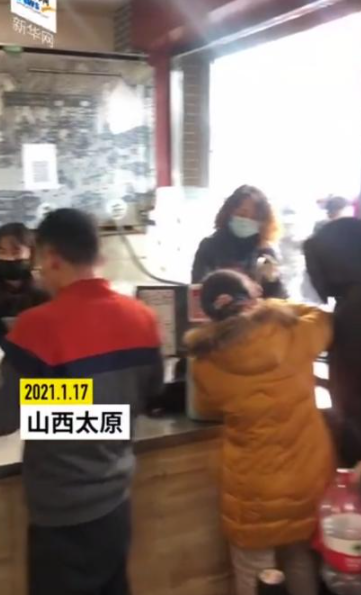 山西人提桶排队打醋过腊八 网友称地方特色