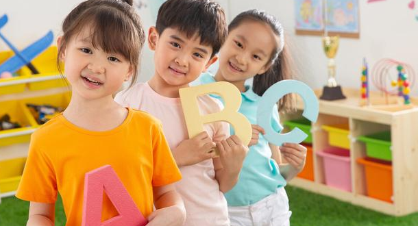 现在社会对于小孩教育问题 是自己教育还是老一辈教育好些