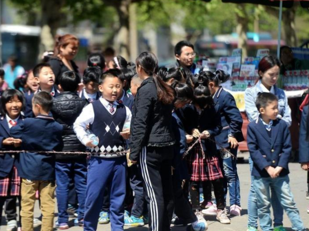 教育局发文称停止一切线上授课 让很多的家长都是措手不及