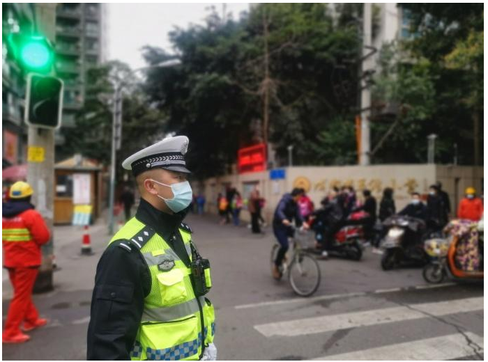 成都市完善过街设施多方联动治理 成都市深入学校做好交通安全提示