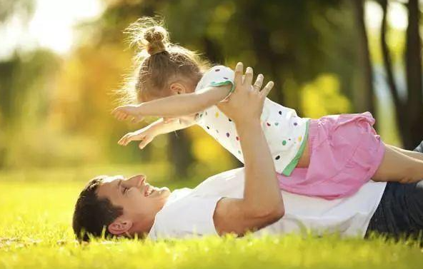 教育孩子爸爸的影响力比妈妈高很多 日常生活中该怎么去教育孩子更好