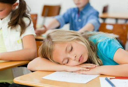 孩子上课睡觉怎么办？孩子上课睡觉被批评父母应该怎么做？.