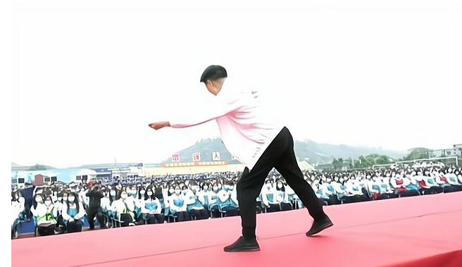教育局长跳舞为学生解压 高三备考的学生压力一下得到了释放