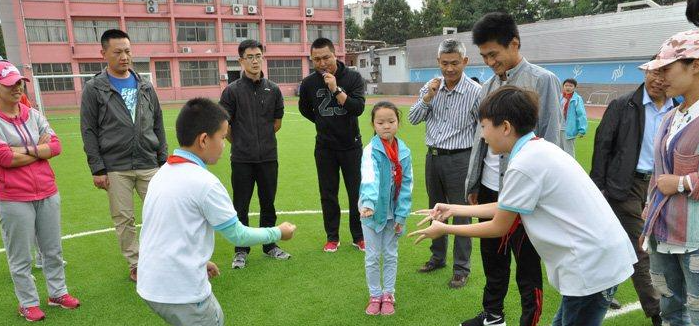 学生课间跑跳被多次惩罚 白岩松怒评这样的教育不好