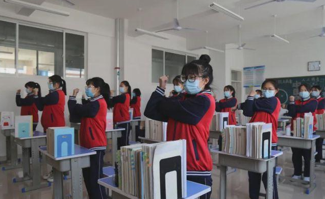 学生课间跑跳被多次惩罚 白岩松怒评这样的教育不好