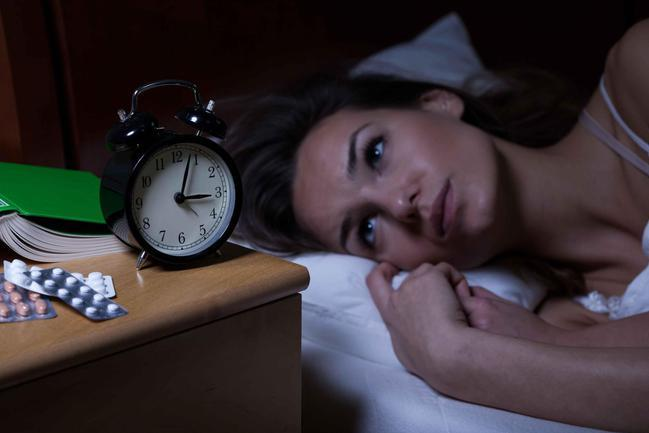 人到中年睡太少或致失智风险升高？人到中年睡多久才健康？