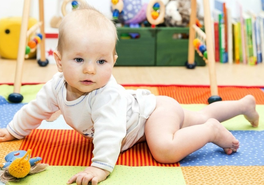 训练宝宝爬行的好处有哪些？训练宝宝爬行可以帮助宝宝获得什么？