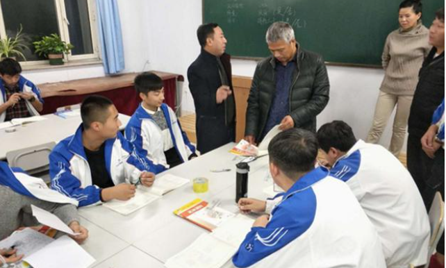 晚自习被叫停初3学生迎来“好消息”  家长对于学生上不上晚自习看法不一