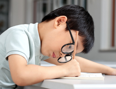 如何预防宝宝近视?宝宝视力下降要戴眼镜吗?