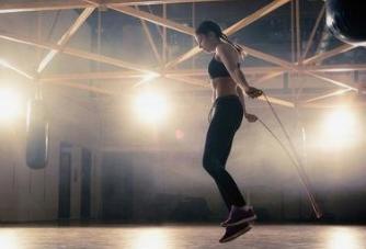 到底什么运动可以消耗更多的热量呢?常见并且不需要过多设备或设施的运动