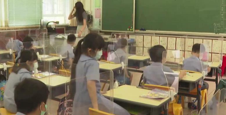 香港中小学及幼儿园恢复半天面授课堂 提醒学生保持社交距离和保持卫生