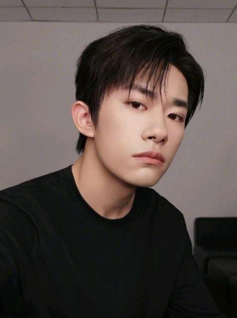 易烊千玺入围华鼎奖最佳男主 张小斐巩俐一起被提名