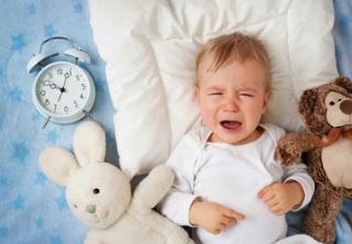 为什么宝宝睡觉总喜欢踢被子？怎样解决夏季宝宝爱踢被子的问题？