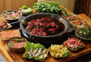 火锅店里有些食材盘子里为什么会垫上一些生菜？怎么调出好吃的火锅蘸料？