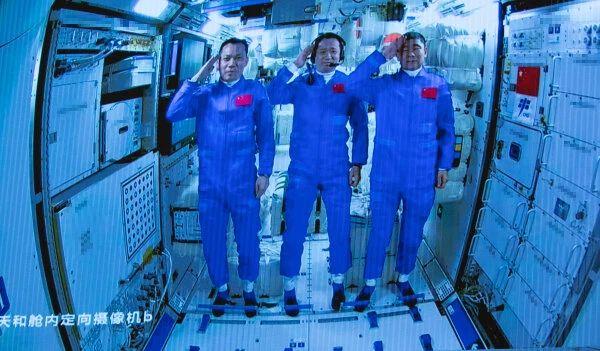 中国人首次进入自己的空间站，3名航天员在太空向全国人民敬礼