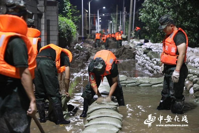 消防战士连夜筑坝应对洪峰过境,抗洪一线部队官兵是如何备战洪峰的?