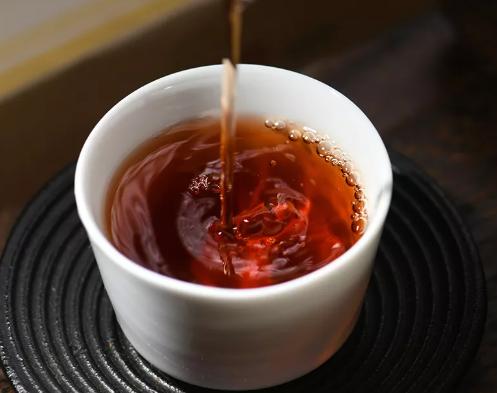 红茶生茶好还是熟茶好喝？红茶生茶与熟茶夏季该怎么喝才健康？
