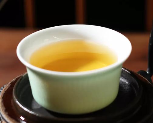 红茶生茶好还是熟茶好喝？红茶生茶与熟茶夏季该怎么喝才健康？