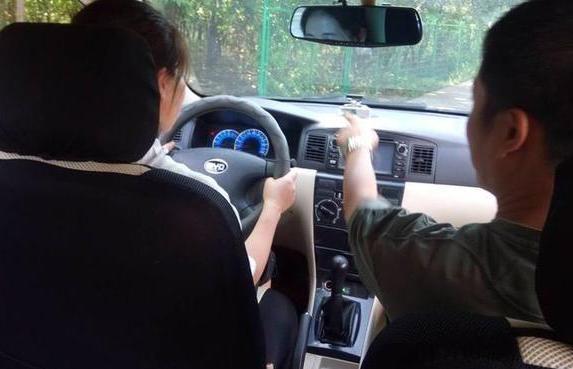 刚拿到驾照后开车要注意什么 新手驾驶汽车手依然要学习的驾驶知识有哪些?