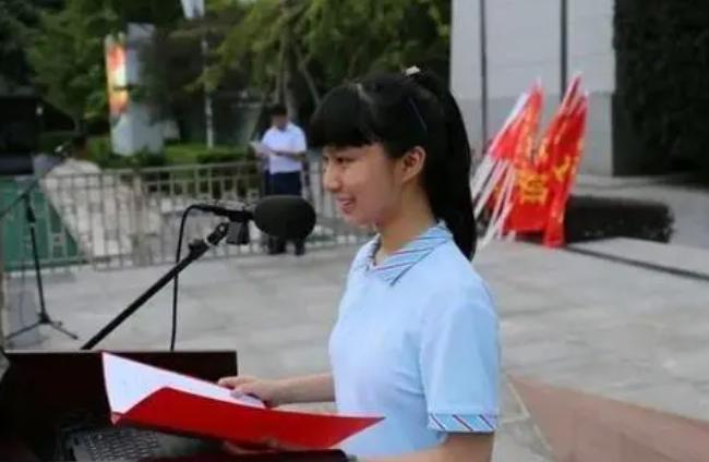 成都女孩弃港大68万港元奖学金 将去北大读马克思主义理论
