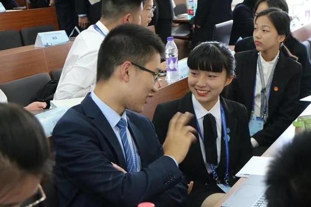 成都女孩弃港大68万港元奖学金 将去北大读马克思主义理论