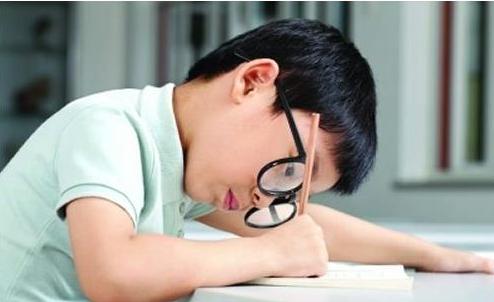 我国近视低龄化问题突出近10%近视学生为高度近视 家长一定要注意保护孩子视力.