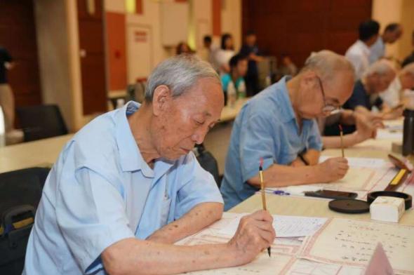 陕西高校连续15年手写录取通知书 翰墨承载文化印记