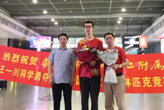 上海男生满分摘得奥数金牌 高二即获清华录取资格
