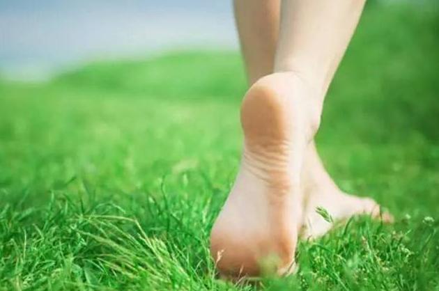每天洗脚换袜子还脚痒脚臭?夏季足癣高发如何有效预防呢?
