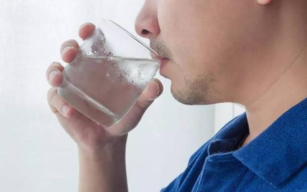 喝水越多对肾脏的损害就越大？怎么喝水才能不伤肾？