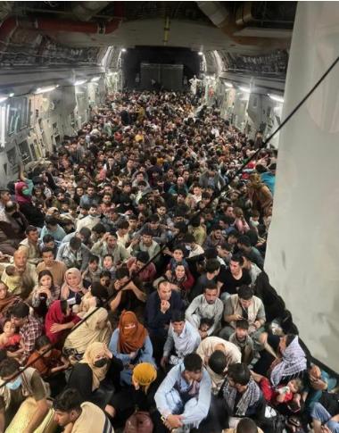 640名阿富汗人挤爆美军机逃离 喀布尔机场混乱局面不断