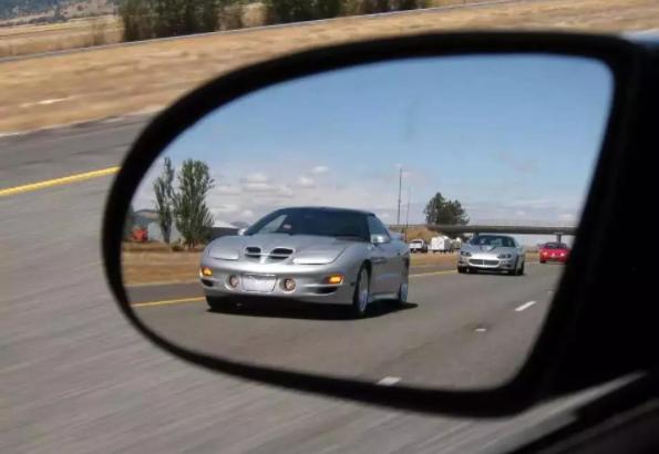 开车并线要注意哪些问题? 学会这几个技巧能大大减少事故发生率 开车并线要注意哪些问题? 学会这几个技巧能大大减少事故发生率