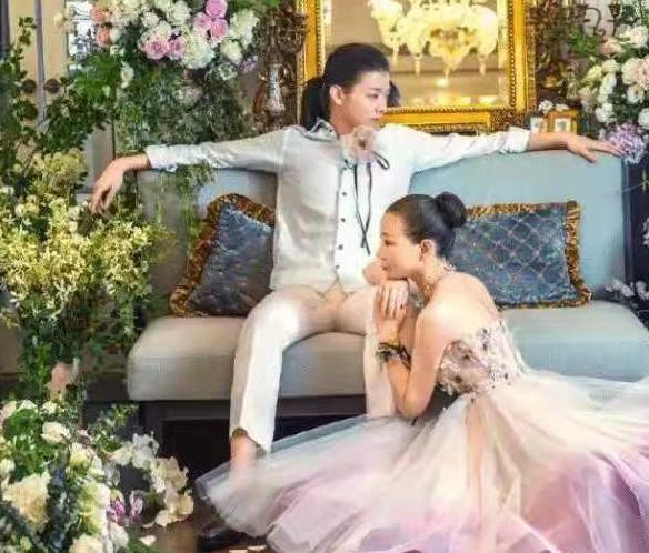霍尊与母亲婚纱照流出,母子行为过于“辣眼睛”