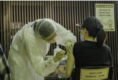 台产疫苗施打第一天 有人当场昏倒有人喘不过气