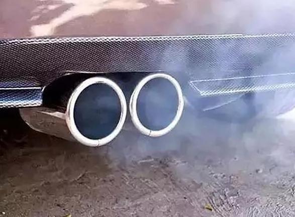 出现这些情况说明你的车烧机油了 要预防也很简单学会这两招就行