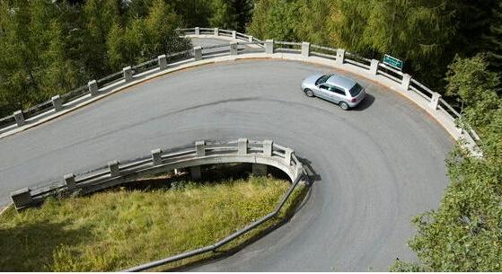 不同路段的转弯操作也不一样 学会不同的过弯方法也有助于安全驾驶