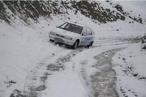 不同路段的转弯操作也不一样 学会不同的过弯方法也有助于安全驾驶