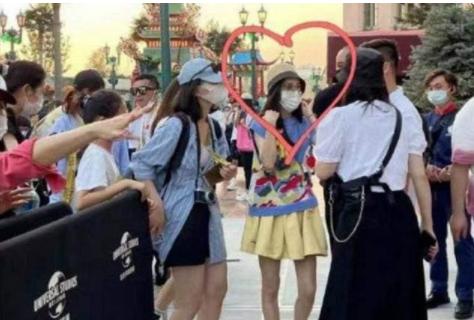 网友在北京环球影城偶遇佟丽娅 丫丫五官精致气质好与路人合影没架子