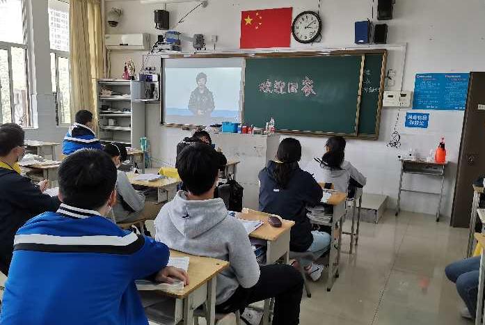 郑州中小学开学第一课 孩子们希望成为解放军战士白衣天使