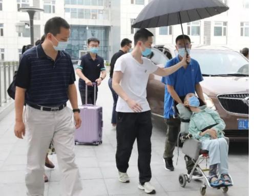 体重仅18公斤的北航新生邢益凡到校报到，命运最怕勇敢坚强者！
