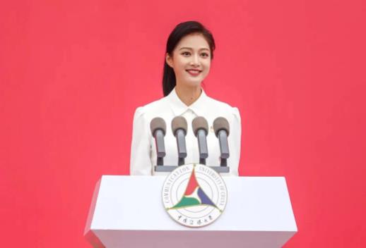 中国传媒大学校花冯琳再次成为领诵员 朗诵主题是《新征程，新一步》