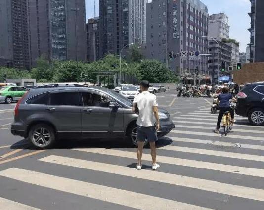 这几个极易发生危险的开车习惯要避免 不良的驾驶习惯害人害己